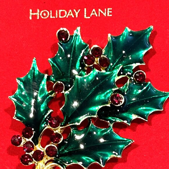 HOLIDAY LANE MACY'S HOLLY BERRY CHRISTMAS BROOCH RHINESTONE ENAMEL RED GREEN NEW - Picture 3 of 3